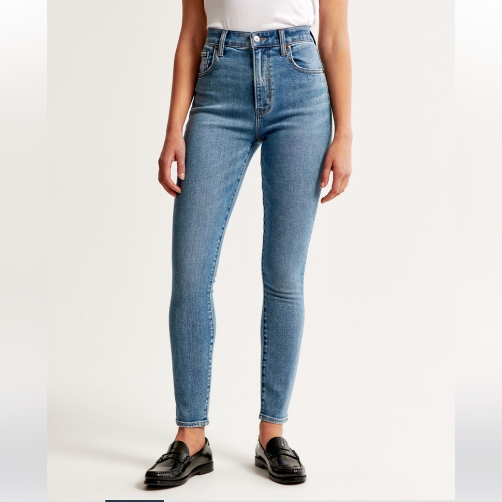 NWT - Abercrombie - Women's High Rise Skinny Jean in
Medium Wash - Size 32XL - Picture 2 of 12